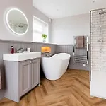 Castle View H Tub & Ev Charger Sleeps 6 Ayton
